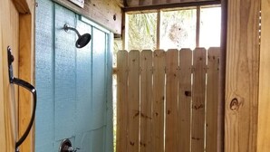Una puerta de madera con un letrero que indica una ducha de 5 minutos.