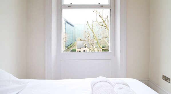 2 bedrooms, iron/ironing board, free WiFi, bed sheets - Perfect Home in the Heart of Kensington/Unbeatable Location (London)