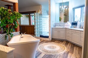 Duschwanne, Whirlpool, Haartrockner, Handtücher