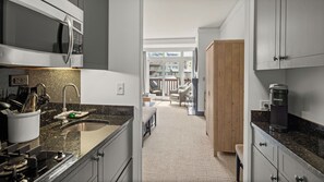Réfrigérateur, micro-ondes, plaque de cuisson, lave-vaisselle