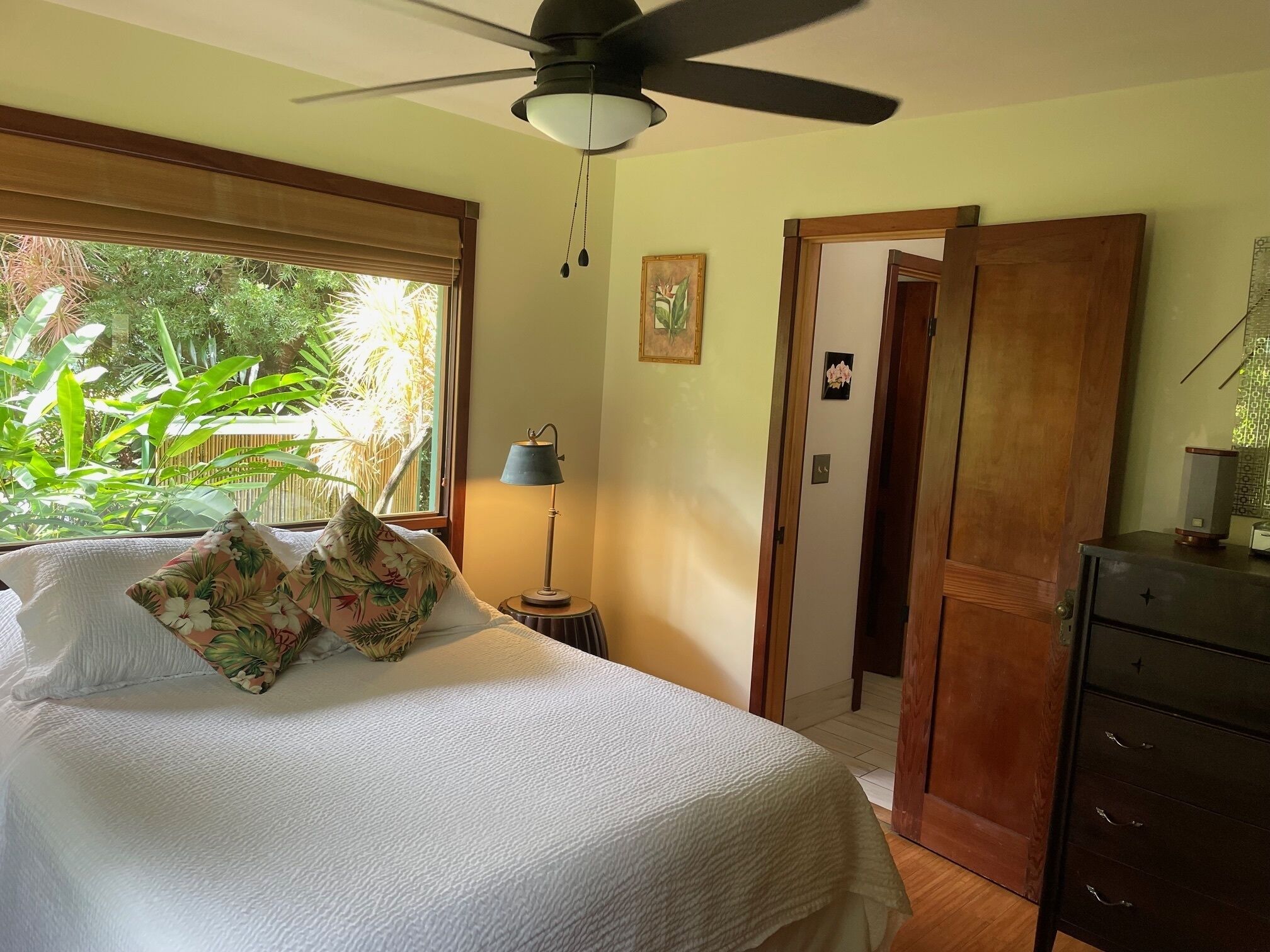 5 bedrooms, iron/ironing board, WiFi, bed sheets