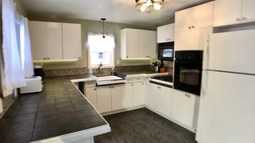 Refrigerador, microondas, horno y parrilla de estufa