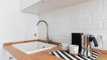 Een koelkast, een magnetron, een oven, een kookplaat