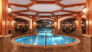 Una piscina techada, una piscina al aire libre