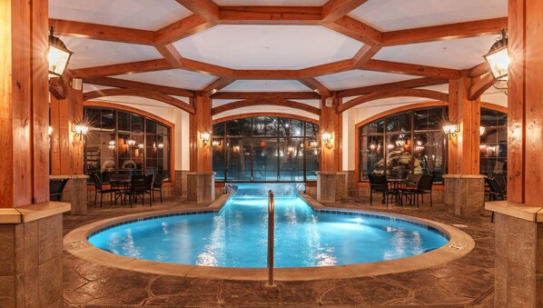 Alberca techada y alberca al aire libre