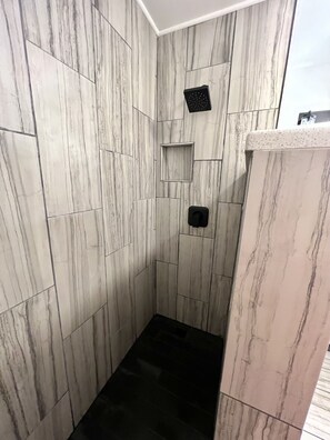 Combined shower/bathtub, hair dryer, towels, soap - Canal side location with beach & pool club membership! (Key Colony Beach)