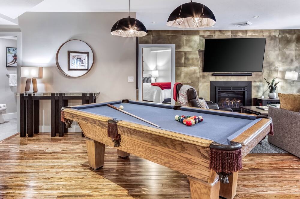 Luxe Ski-In\/Out Condo on Main St, Hot Tub, Pool Table+. Incredible Location.