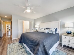 4 habitaciones, escritorio, tabla de planchar con plancha y internet 