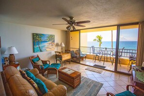 Smart TV, DVD player, stereo - Oceanfront Sugar Beach 525 Tropical Condo, on the Beach, (Kihei)