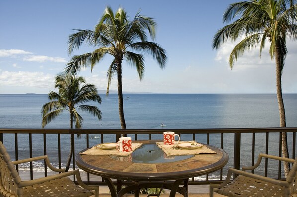 Outdoor dining - Oceanfront Sugar Beach 525 Tropical Condo, on the Beach, (Kihei)