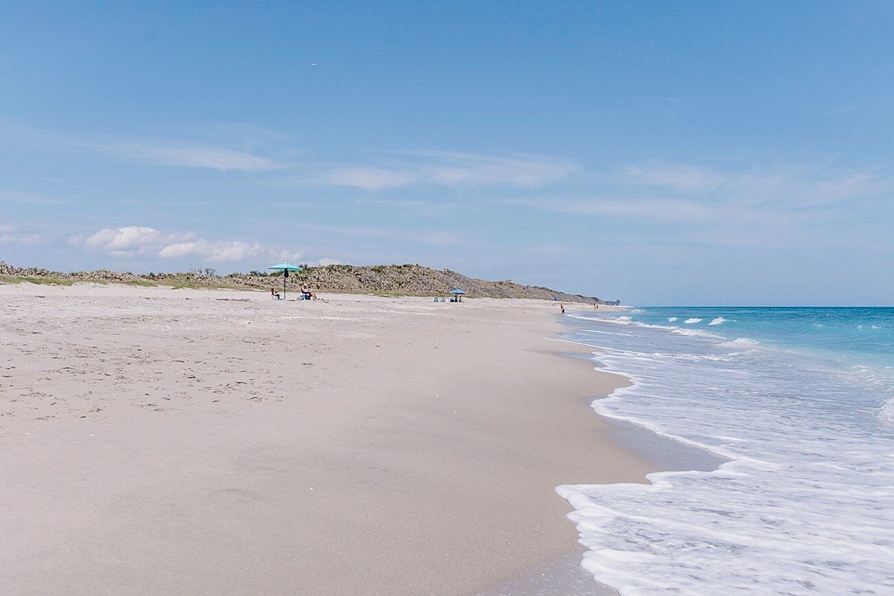 靠近海滩、沙滩椅、沙滩毛巾