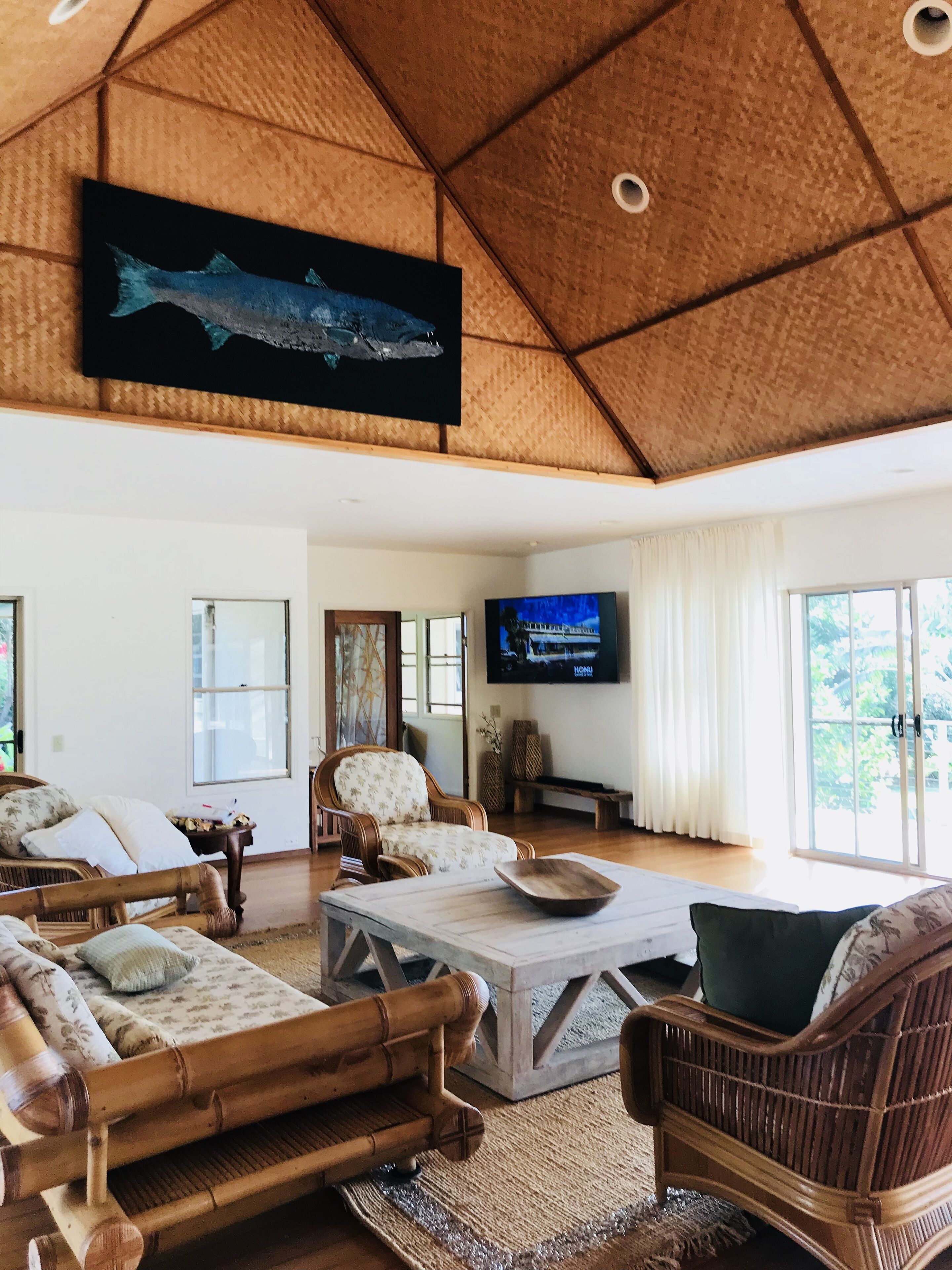 Smart TV, books, stereo, offices