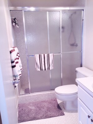 Combined shower/bathtub, towels, toilet paper