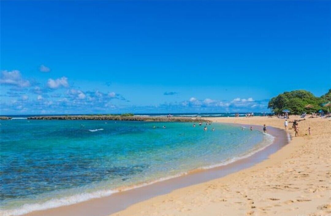 Beach nearby, sun loungers, beach towels