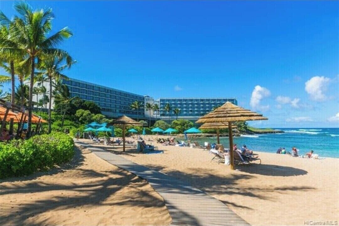 Beach nearby, sun loungers, beach towels