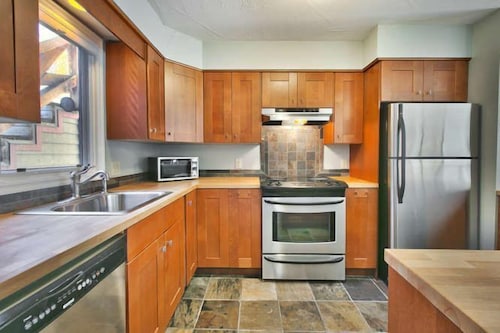 GREAT OLD TOWN LOCATION- SKI TO TOWN LIFT & STEPS TO MAIN ST!