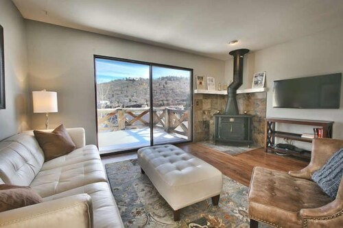 GREAT OLD TOWN LOCATION- SKI TO TOWN LIFT & STEPS TO MAIN ST! 