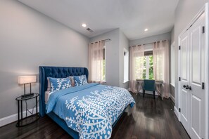 4 chambres, bureau, fer et planche à repasser, lit parapluie