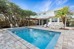 Utendørsbasseng og et oppvarmet basseng