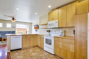 Kühlschrank, Mikrowelle, Herdplatte, Geschirrspüler