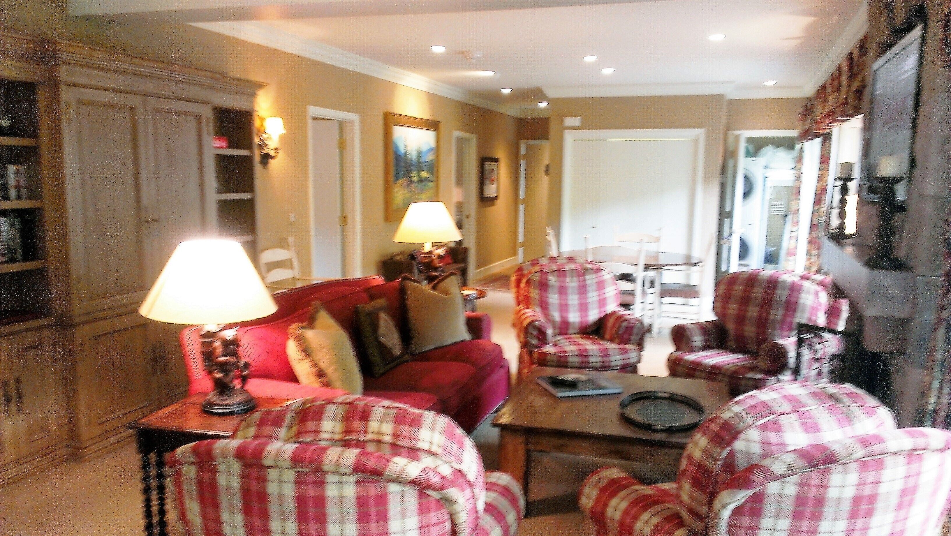 Large Deck Heart of Village 2 minutes to lifts Fireplace, Parking