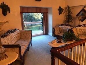 电视、壁炉、桌上足球、立体声音响