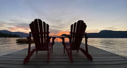 Sat-Sat Summer☀️ Water Trampoline, HotTub, Canoe,Paddle Boards,Kayaks, Dock/Buoy