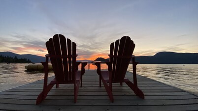 Sat-Sat Summer☀️ Water Trampoline, HotTub, Canoe,Paddle Boards,Kayaks, Dock/Buoy