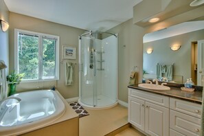 Bathtub, hair dryer, towels, soap - Sat-Sat Summer☀️ Water Trampoline, HotTub, Canoe,Paddle Boards,Kayaks, Dock/Buoy (Blind Bay)