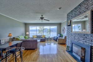 Smart TV, fireplace, books, stereo - Sat-Sat Summer☀️ Water Trampoline, HotTub, Canoe,Paddle Boards,Kayaks, Dock/Buoy (Blind Bay)