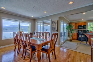 Dining - Sat-Sat Summer☀️ Water Trampoline, HotTub, Canoe,Paddle Boards,Kayaks, Dock/Buoy (Blind Bay)