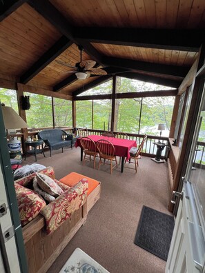 Smart-TV, Kamin, Musikbibliothek, Stereoanlage