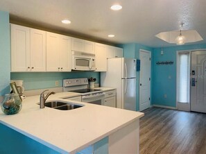 Fridge, microwave, oven, stovetop - The Family Arcade, Lowest Rates@SUNSET VISTAS, 200+ 5★ Reviews (Treasure Island)