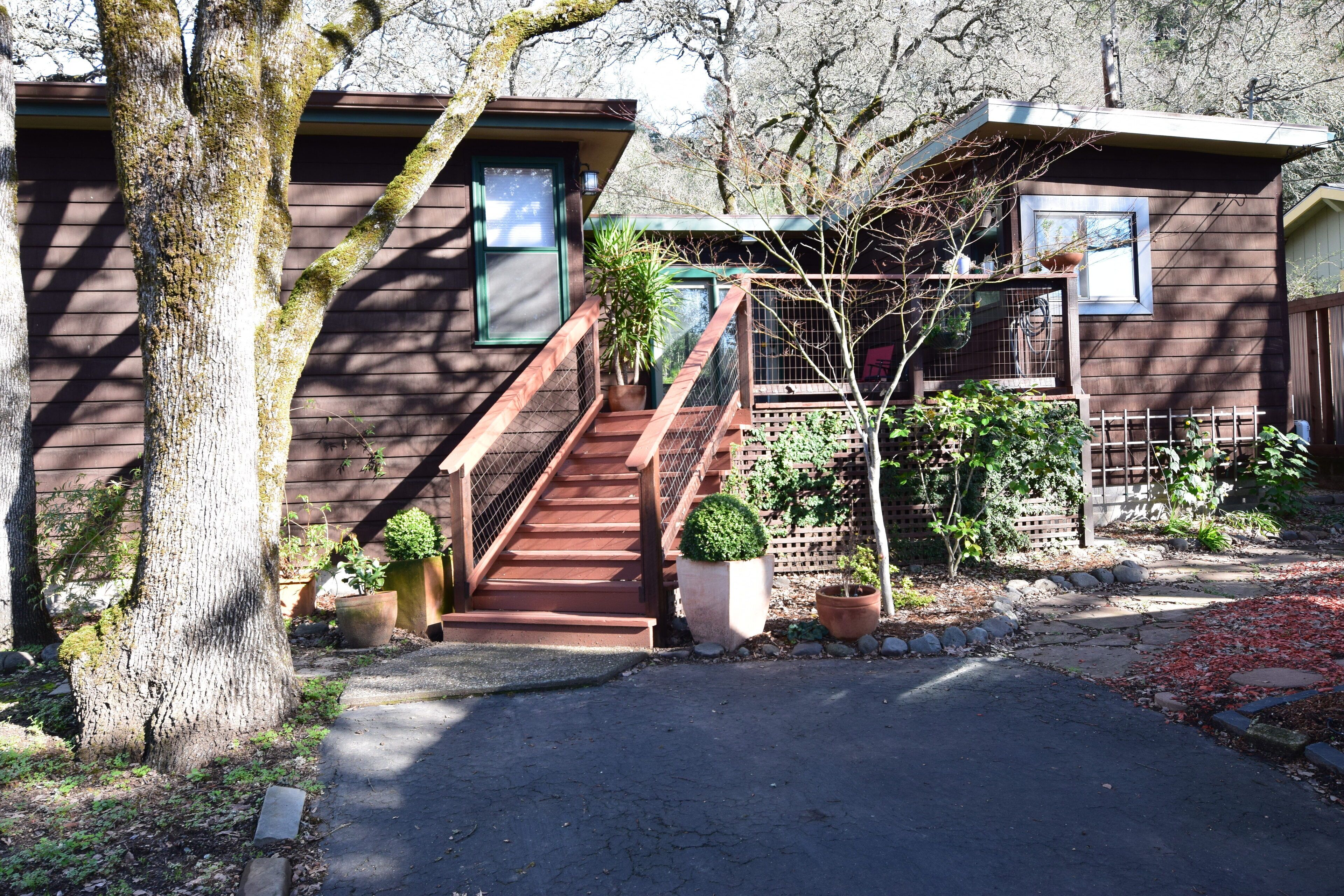9 Oaks- The gem under the Oak Trees!