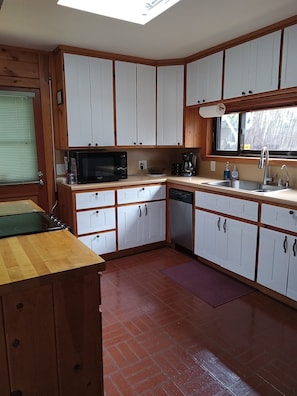 冷蔵庫、電子レンジ、オーブン、コンロ