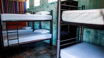 Tabla de planchar con plancha, wifi gratis y ropa de cama