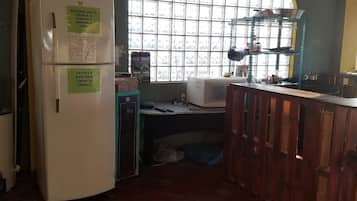 Chambre Simple Confort, non-fumeurs, vue ville | Cuisine privée | Grand réfrigérateur, micro-ondes, four, cuiseur de riz