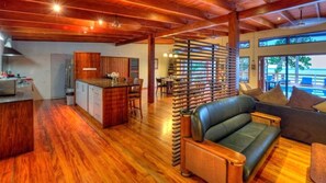 6 habitaciones, decoración personalizada y muebles diferentes 