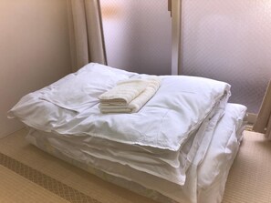 Free WiFi, bed sheets - Hotel Mirai (Yokohama)