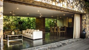 Talo, useita sänkyjä (Luxury Central Seminyak) | Parveke