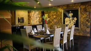 Casa, varias camas (Luxury Central Seminyak) | Servicio a la habitación