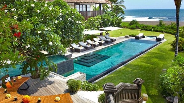 Talo, useita sänkyjä (Luxury Beachfront Canggu) | Ulkouima-allas