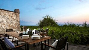 Talo, useita sänkyjä (Luxury Beachfront Canggu) | Ulkoruokailutilat