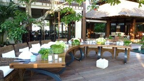 Rumah, Beberapa Tempat Tidur (Luxury Beachfront Canggu) | Tempat makan outdoor