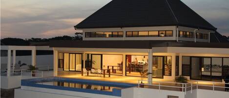 Maison, plusieurs lits, vue océan (Fiji Luxury Pool Villa) | Façade de l’hébergement - soirée/nuit