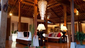 Casa, varias camas (Heavenly Seminyak) | Sala de estar en el lobby