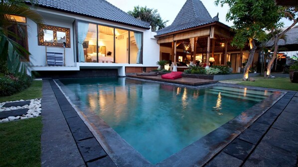 Casa, varias camas (Heavenly Seminyak) | Alberca al aire libre | Alberca al aire libre 