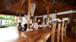 Maison, plusieurs lits (Heavenly Seminyak) | Restauration dans la chambre