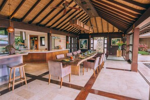 Villa (Santai) | Restaurant | Der serveres morgenmad, frokost og aftensmad