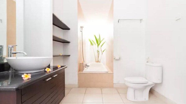 Habitación, varias camas (Echo Beach Villa) | Baño